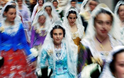 Un grupo de falleras se dirige a la plaza de la Virgen en el primer día de la ofrenda a la patrona de Valencia.