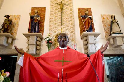 El cura Desiré Kouakou, en el altar de la iglesia de Brandomil, en el municipio coruñés de Zas.