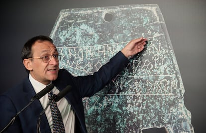 Javier Velaza, who teaches Latin Philology at the University of Barcelona, during the media presentation of the Hand of Irulegi.