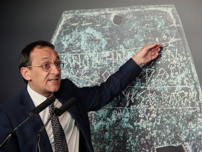 Javier Velaza, who teaches Latin Philology at the University of Barcelona, during the media presentation of the Hand of Irulegi.