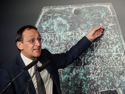 Javier Velaza, experto en epigrafía y catedrático de Filología Latina en la Universidad de Barcelona, durante la presentación del hallazgo, en noviembre de 2022.