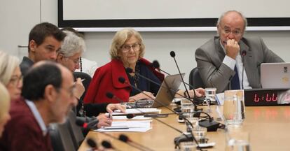 La alcaldesa Manuela Carmena durante la comisión de Cultura el 20 de noviembre de 2017.