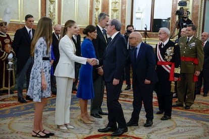 La princesa Leonor saluda al defensor del Pueblo, Ángel Gabilondo, durante el besamanos posterior a su jura de la Constitución ante las Cortes Generales. 