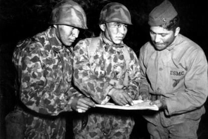 Lloyd Olivier, en el centro, con dos camaradas navajos de los marines en 1943.