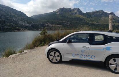 Los vehículos eléctricos, como el BMW i3, reducen el impacto humano en los entornos naturales de la isla, como el embalse de Gorg Blau, en la foto.