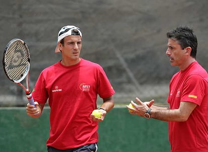 Tommy Robredo y Emilio Sánchez Vicario, el capitán del equipo español, en un entrenamiento en Lima.