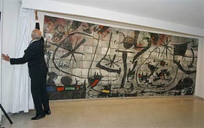 El director del Museo Guggenheim de Nueva York, Thomas Krens, descubre ayer el mural <i>Alicia </i><b>(1965-1967),</b> de Joan Miró.