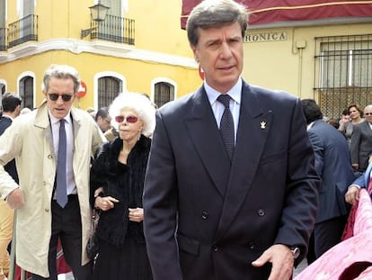 Cayetano Mart&iacute;nez de Irujo y detr&aacute;s su madre, la duquesa de Alba con Alfonso D&iacute;ez.