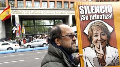 Unas 100 personas protestaron ayer ante el Ministerio de Sanidad, Servicios Sociales e Igualdad contra las medidas de recorte al servicio de salud pública, anunciadas ayer por la ministra Ana Mato, que incluyen por primera vez la implantación del copago de medicamentos a los pensionistas. La concentración fue organizada por la Plataforma Social en Defensa del Estado de Bienestar y los Servicios Públicos, que agrupa a 40 organizaciones sociales y sindicales, entre ellos CC OO y UGT.