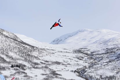 El chino Jia Zongyang compite en la copa del Mundo de Esquí Freestyle.