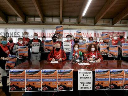 El Movimiento de Pensionistas de Bizkaia (MPB), durante la rueda de prensa celebrada en el Centro Cívico La Bolsa de Bilbao.