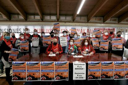 El Movimiento de Pensionistas de Bizkaia (MPB), durante la rueda de prensa celebrada en el Centro Cívico La Bolsa de Bilbao.