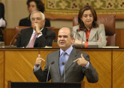 El presidente andaluz, Manuel Chaves, durante su intervención en el Parlamento de esa comunidad.