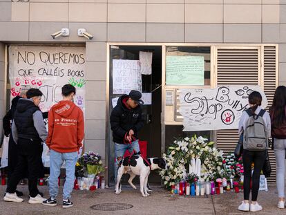 Vecinos de Sallent observan los mensajes depositados en el inmueble donde vivían las gemelas que saltaron desde un tercer piso.