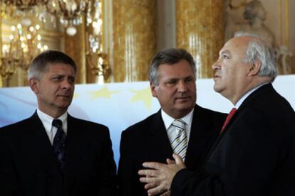Miguel Ángel Moratinos, junto al presidente de Polonia, Aleksander Kwasniewski (centro), y el primer ministro, Marek Belka (izquierda), en la cumbre del Consejo de Europa celebrada ayer en Varsovia.