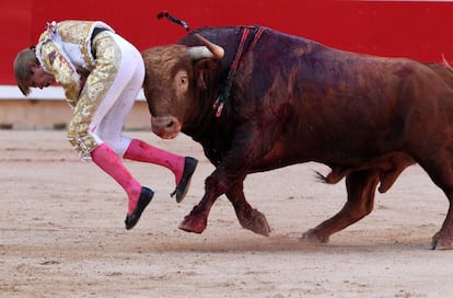 Javier Jim&eacute;nez, zarandeado por el tercer toro de la tarde.