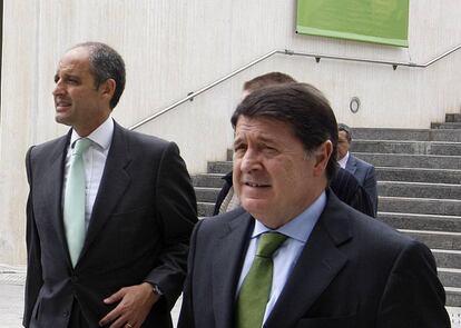 Los expresidentes de la Generalitat Francisco Camps y José Luis Olivas en una imagen de archivo. 