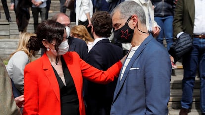 La presidenta de la Comunidad de Madrid y candidata a la reelección, Isabel Díaz Ayuso, y Toni Cantó, este miércoles en el Auditorio del Parque Lineal del Manzanares.