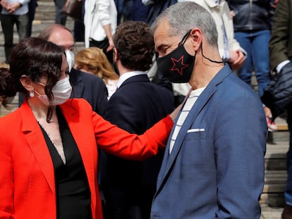 La presidenta de la Comunidad de Madrid y candidata a la reelección, Isabel Díaz Ayuso, y Toni Cantó, este miércoles en el Auditorio del Parque Lineal del Manzanares.