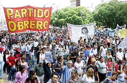 Una manifestación de trabajadores  recorre las calles de Buenos Aires.