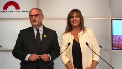 Eduard Pujol y Laura Borràs, en una rueda de prensa en el Parlament.