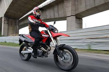 Las motos de <i>supermotard</i> admiten el uso diario y las salidas al campo.