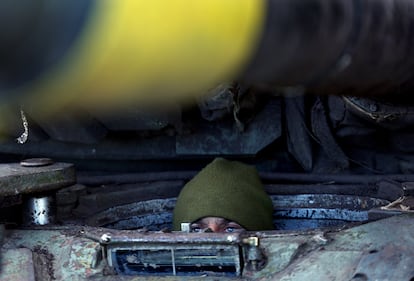 Un soldado ucranio de la Primera Brigada Acorazada Independiente, a bordo de un carro de combate D-64, este lunes en Vuhledar, provincia de Donetsk. 