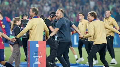 El entrenador del Barcelona, el alemán Hansi Flick (c) en las celebraciones del título de Liga el pasado domingo.