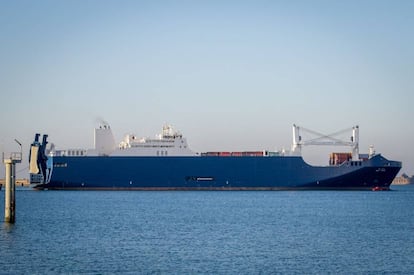 El buque 'Bahri Yanbu', sospechoso de trasportar armas, el 6 de febrero en el puerto de Cherburgo (Francia).