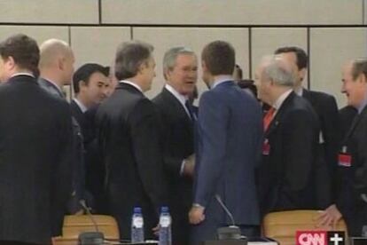 El presidente Bush saluda a Zapatero y Moratinos al comienzo de la reunión de hoy entre los jefes de Estado o de Gobierno integrantes de la Alianza Atlántica.