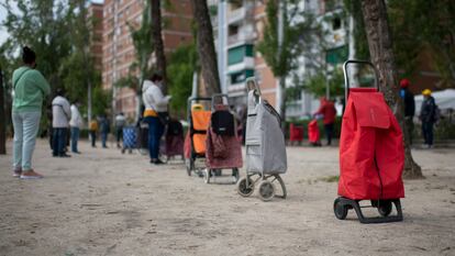 Varios carros de la compra, en un parque de Madrid, durante una jornada de reparto de alimentos.