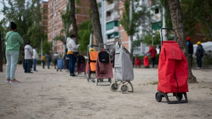 Una cola de carritos de la compra, delante de una entidad que reparte comida a personas en situación vulnerable, en una imagen de 2021 en Madrid.