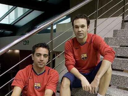 Xavi (a la izquierda) e Iniesta, en el Camp Nou, antes del viaje a Japón.