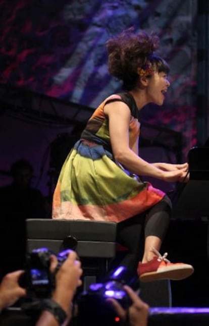 La pianista y compositora japonesa Hiromi Uehara durante el concierto celebrado en la plaza de la Trinidad de San Sebastián.