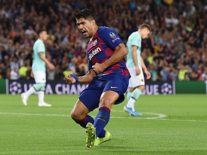 Luis Suárez celebra su primer gol ante el Inter.