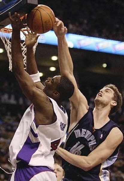 Gasol pone un tapón a Chris Bosh.