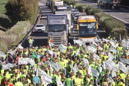 Fuentes de la Subdelegación del Gobierno han explicado a la agencia Efe que los cortes se producen sin incidentes, cumpliendo los compromisos de dejar un carril libre para posibles emergencias y dando paso cada 15 minutos a los vehículos atascados.