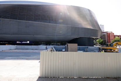 Vista del estadio Santiago Bernabéu desde el paseo de la Castellana.