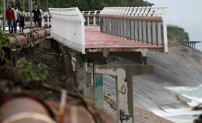 Trecho da ciclovia Tim Mais destruído pela chuva na região de São Conrado, no Rio de Janeiro