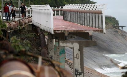 Tramo de la ciclovia Tim Más destruido por la lluvia en la región de Son Conrado, en el Río de Janeiro