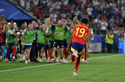 Lamine Yamal celebra el gol. 