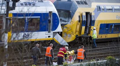 Los equipos de rescate trabajan junto a los trenes accidentados.