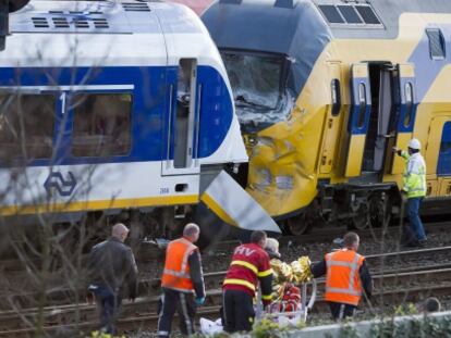 Los equipos de rescate trabajan junto a los trenes accidentados.