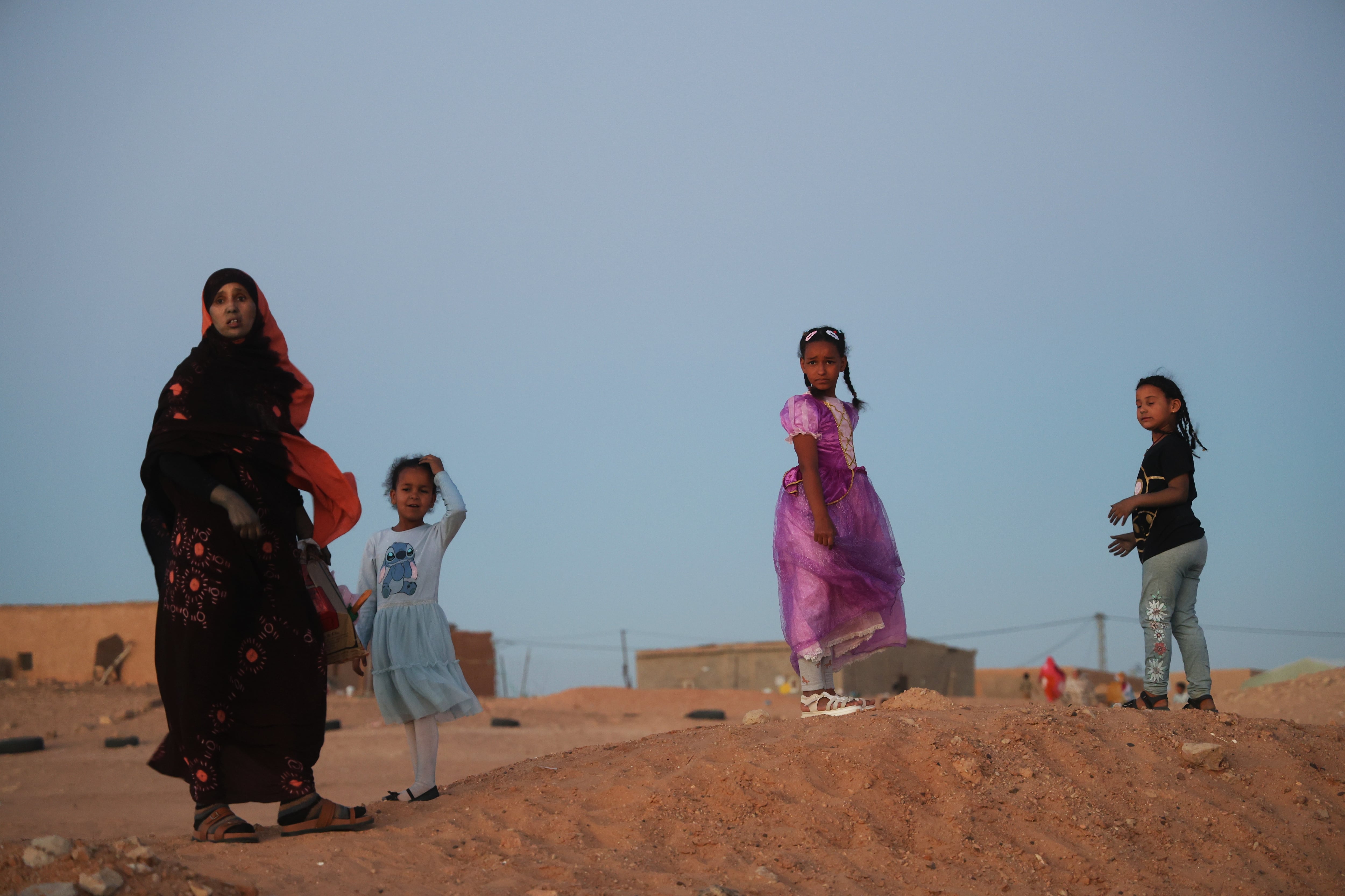 Habitantes del campamento de refugiados saharauis Auserd (oeste de Argelia).
