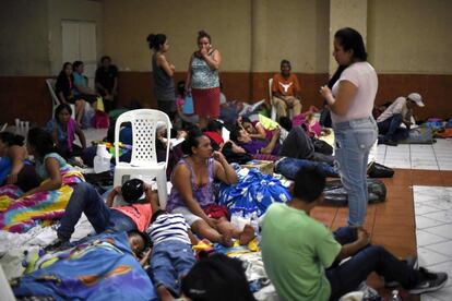 Residents de diverses comunitats es protegeixen en un refugi temporal al departament d'Escuintla, a 35 km al sud de Ciutat de Guatemala, el 3 de juny.