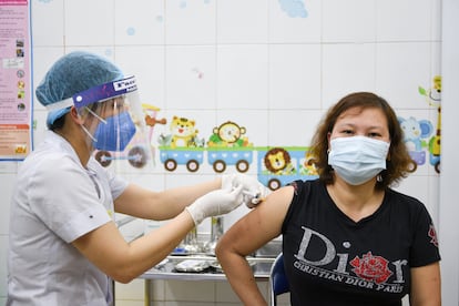 Vacunación con AstraZeneca en el hospital de Hai Duong, el 8 de marzo en Vietnam.