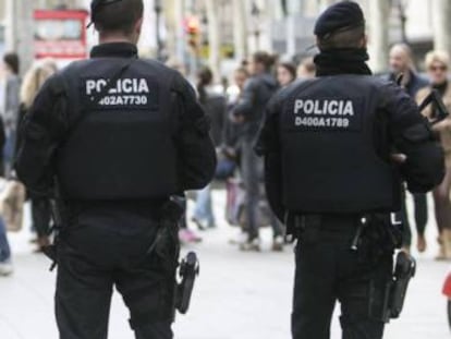 Dos mossos d'esquadra.