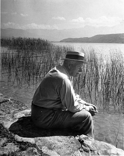 Carl Jung, en la orilla del lago Zúrich en 1949.