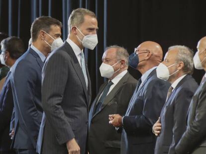 El rey Felipe VI, el presidente del gobierno Pedro Sánchez, saludan al CEO de GSMA, John Hoffman , a su llegada este domingo en Barcelona a la cena inaugural del Mobile World Congress.
