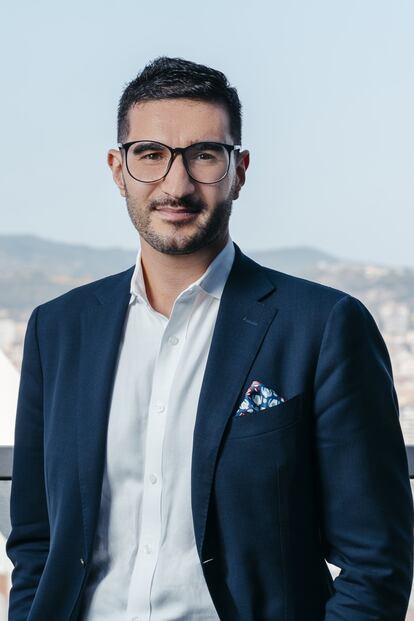 Es el nuevo director de operaciones del Hotel Arts Barcelona. Graduado en gestión hotelera, inicia  esta nueva etapa profesional avalado por  la experiencia en el mismo cargo del 5* The Ritz-Carlton Shanghai.